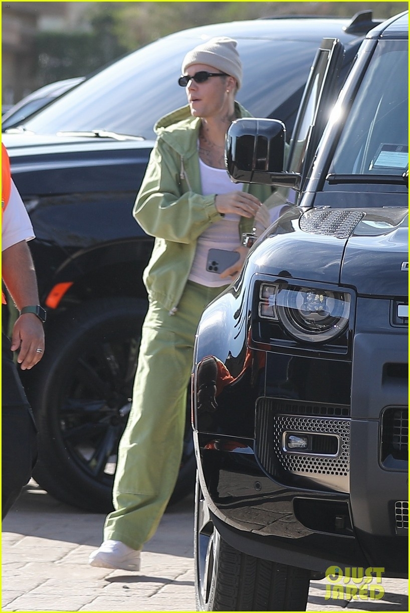 vo chong justin bieber len do phong cach, hen ho an trua lang man tai nha hang hinh anh 5
