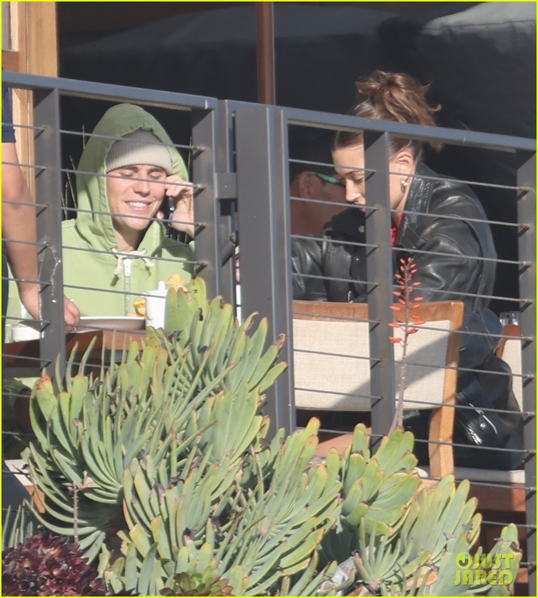 vo chong justin bieber len do phong cach, hen ho an trua lang man tai nha hang hinh anh 2