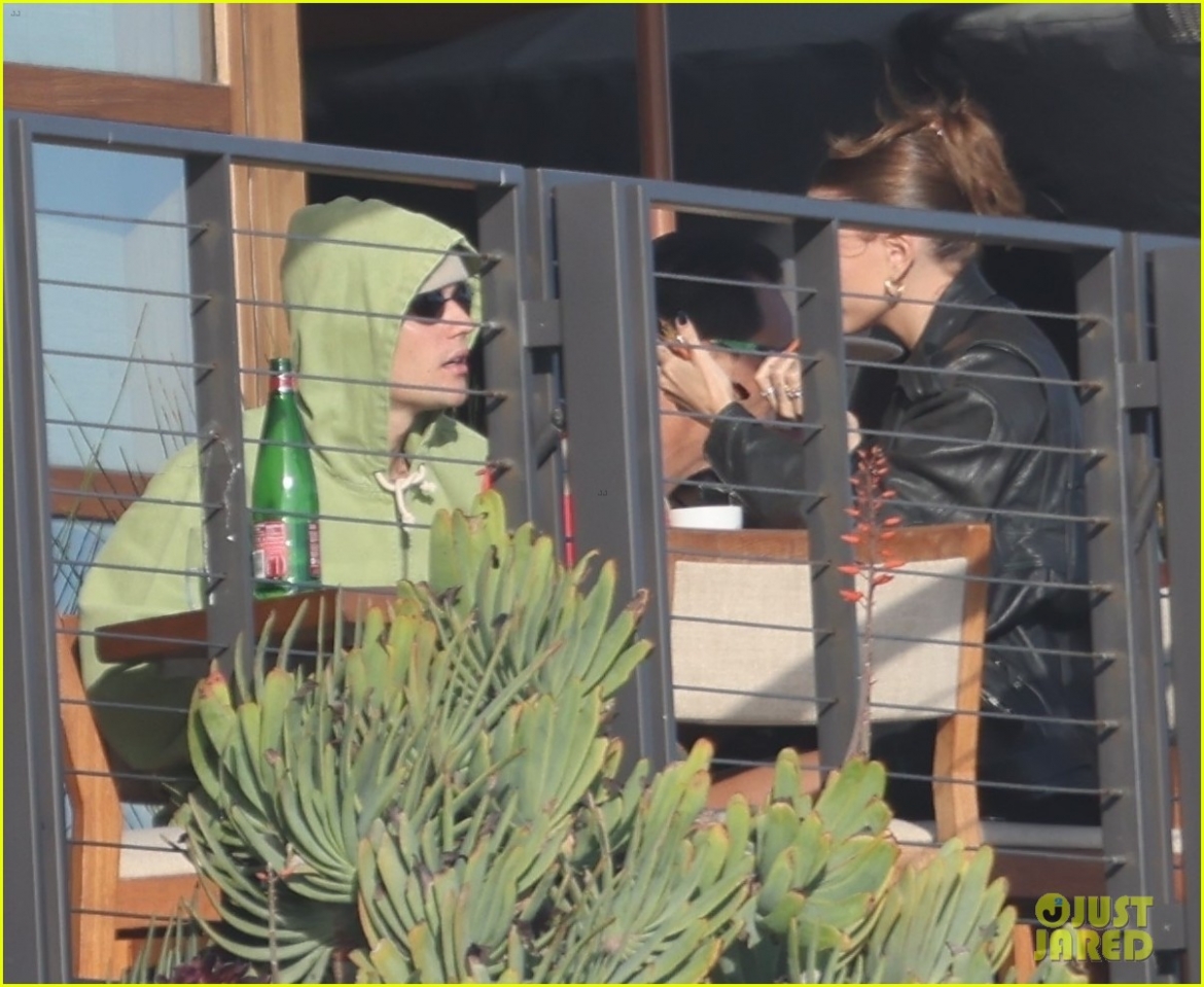 vo chong justin bieber len do phong cach, hen ho an trua lang man tai nha hang hinh anh 4