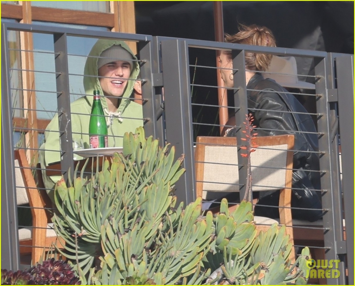 vo chong justin bieber len do phong cach, hen ho an trua lang man tai nha hang hinh anh 1