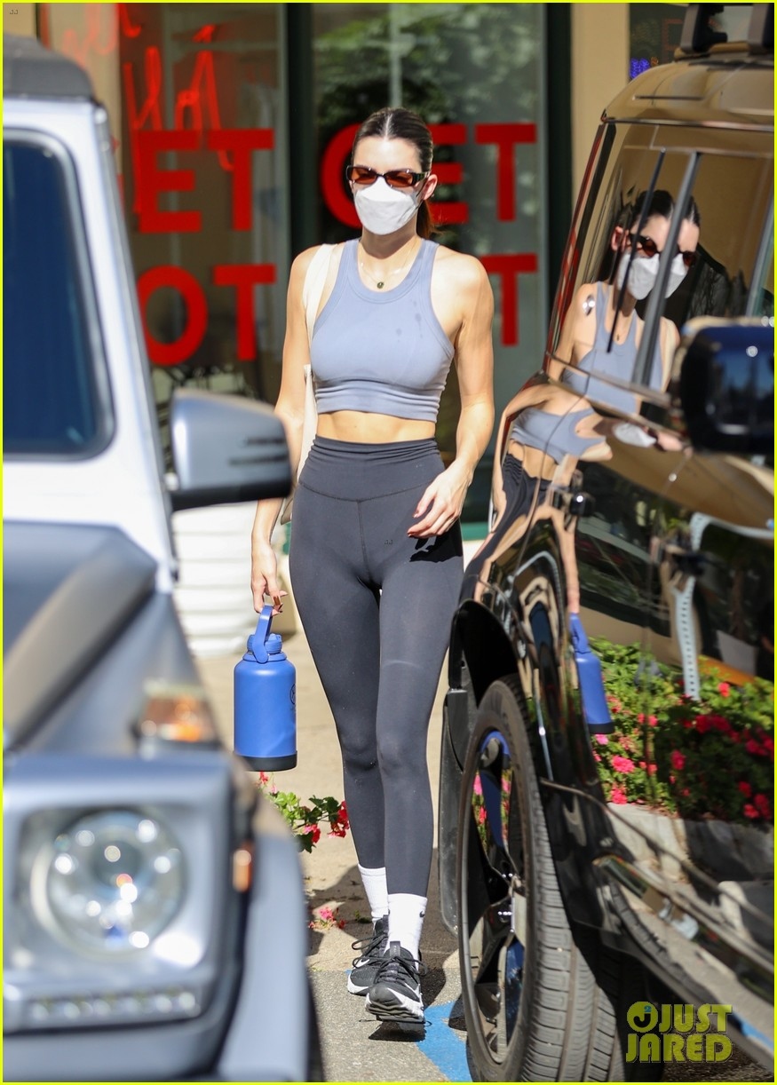 kendall jenner boc lua ra pho sau buoi tap pilates hinh anh 3