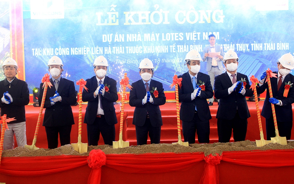 Các đại biểu tại lễ khởi công dự án 120 triệu USD của Công ty TNHH Lotes Việt Nam tại Khu công nghiệp Liên Hà Thái (thuộc Khu kinh tế Thái Bình).