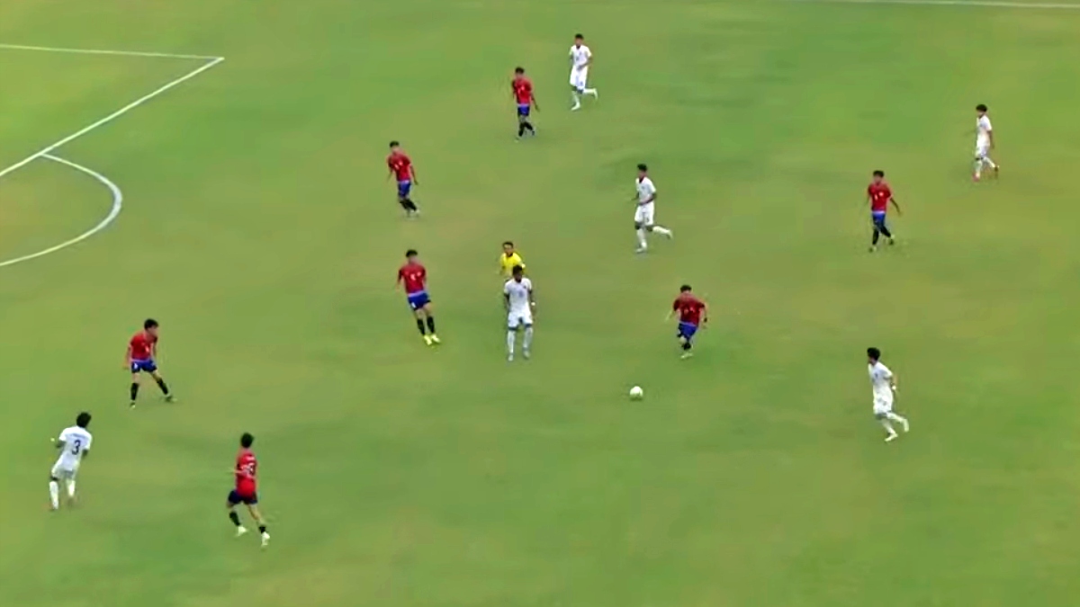 U23 Lào (áo đỏ) đang chơi rất nỗ lực.
