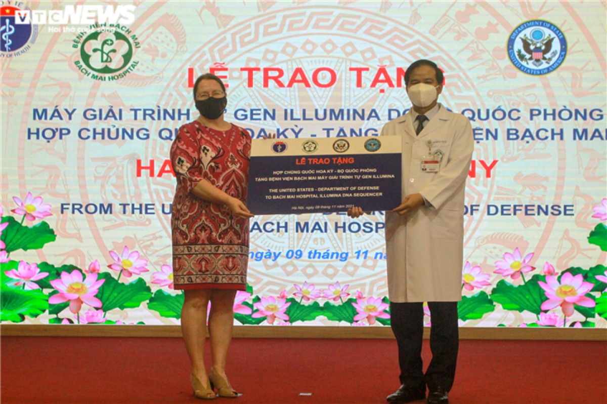 Marie C. Damour, Chargé d’Affaires for the US Mission to Vietnam, hands over an Illumina gene sequencing machine as the US gift to a leader of Bach Mai Hospital in Hanoi in November 2021. (Photo: VTC News)