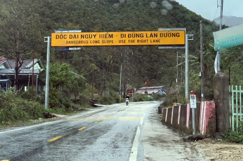 Mặt đường tại khu vực đỉnh đèo Ô Quy Hồ bắt đầu xuất hiện lớp băng mỏng trong sáng nay 21/2.