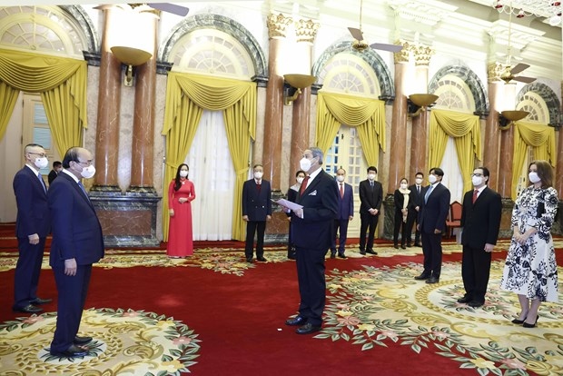 Mexican Ambassador Alejandro Negrin Munoz (centre) comes to present his credentials to President Nguyen Xuan Phuc on February 11. (Photo: VNA)