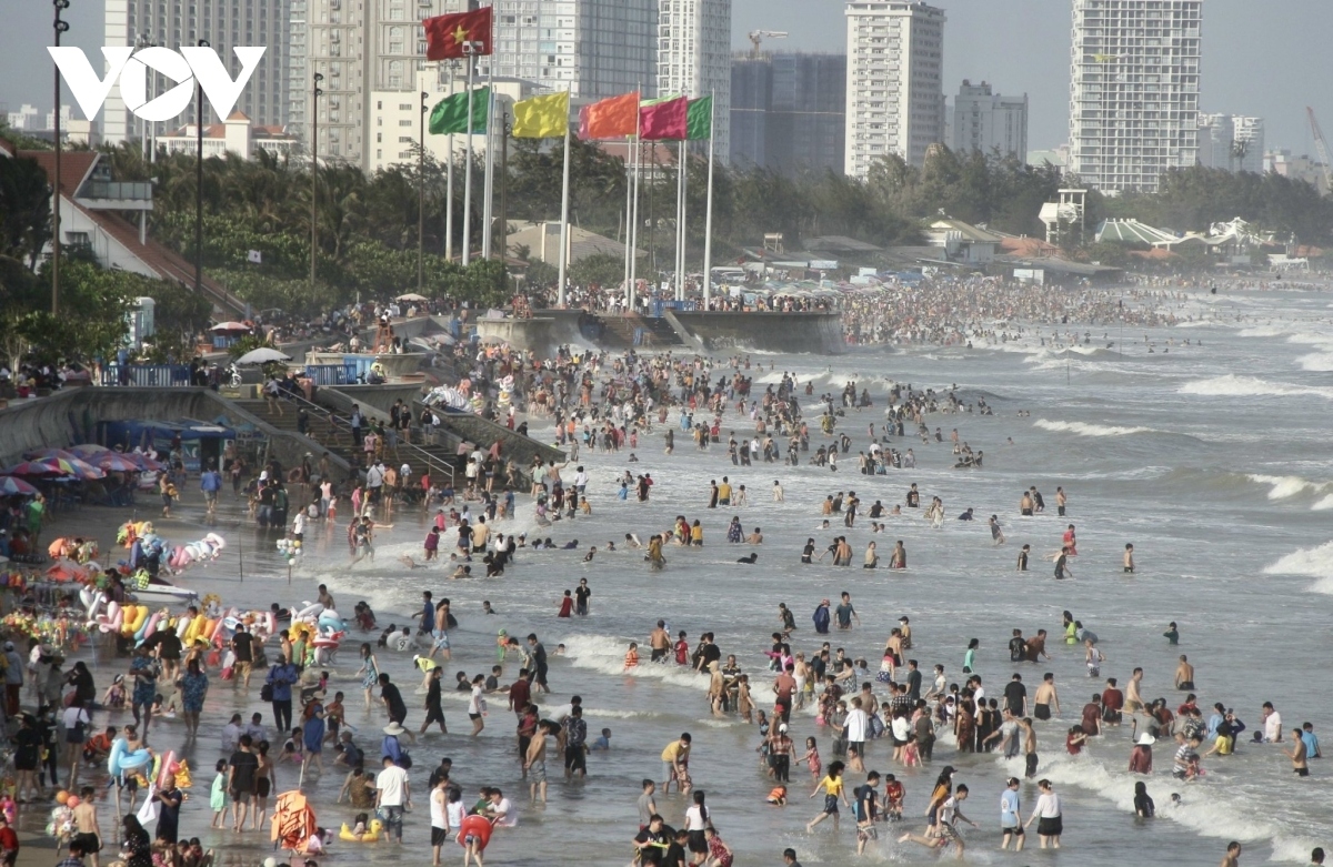 Từ 29 tháng Chạp đến mùng 5 Tết Nhâm Dần, các bãi tắm ở Vũng Tàu đã đón hơn 160.000 lượt khách. Ảnh: Lưu Sơn