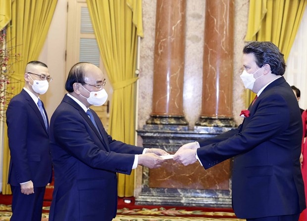 US Ambassador Marc Evans Knapper (R) presents his credentials to President Nguyen Xuan Phuc on February 11. (Photo: VNA)