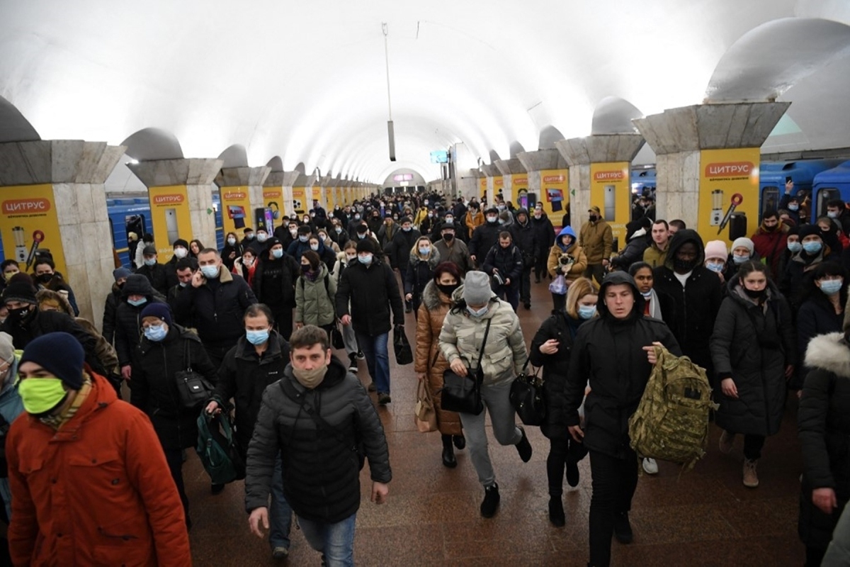 Nhiều người dân tuyệt vọng đổ xô đến các ga tàu điện ngầm để trú ẩn hoặc tìm cách di tản. (Ảnh: Reuters)
