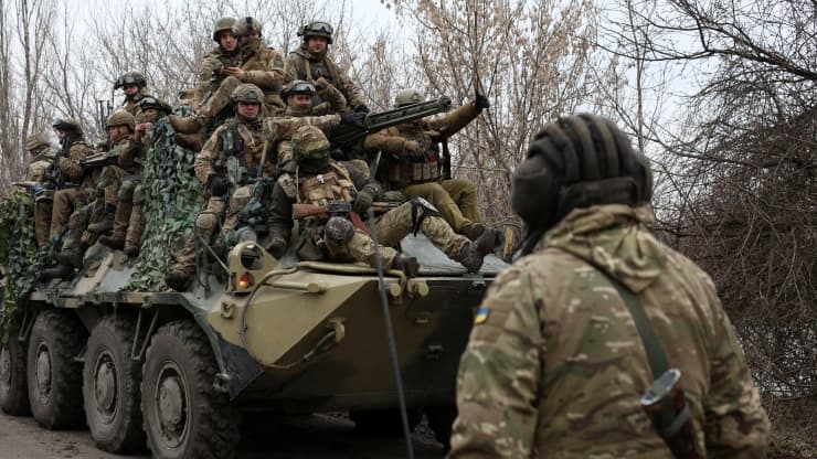 Binh lính Ukraine ở khu vực Lugansk ngày 24/2/2022. Ảnh: Getty