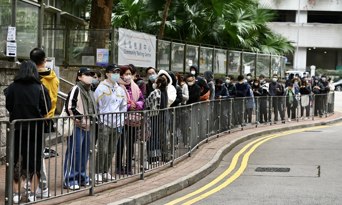 Người dân Hong Kong xếp hàng xét nghiệm ngày 10/2. Ảnh: cnsphoto.jpeg