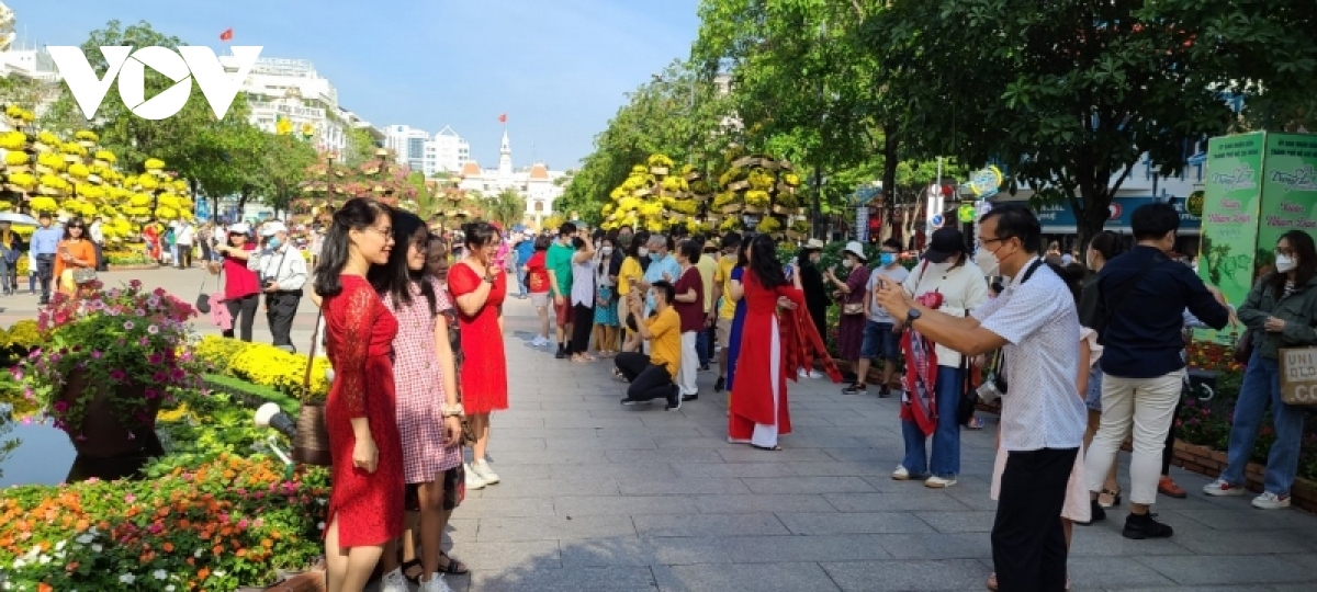 hcm city residents jubilantly celebrate tet holiday on largest flower street picture 2