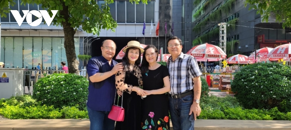 hcm city residents jubilantly celebrate tet holiday on largest flower street picture 3