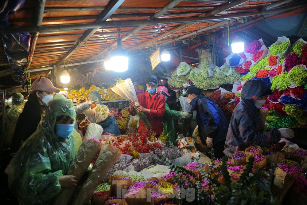 night flower market crowded on the eve of valentine s day 2022 picture 1