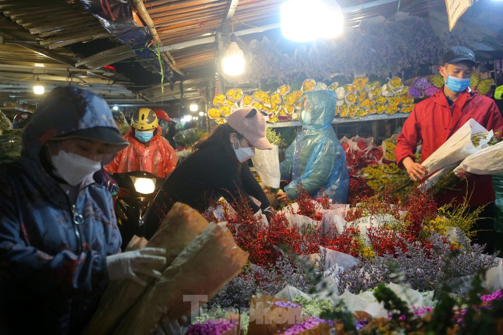 night flower market crowded on the eve of valentine s day 2022 picture 10