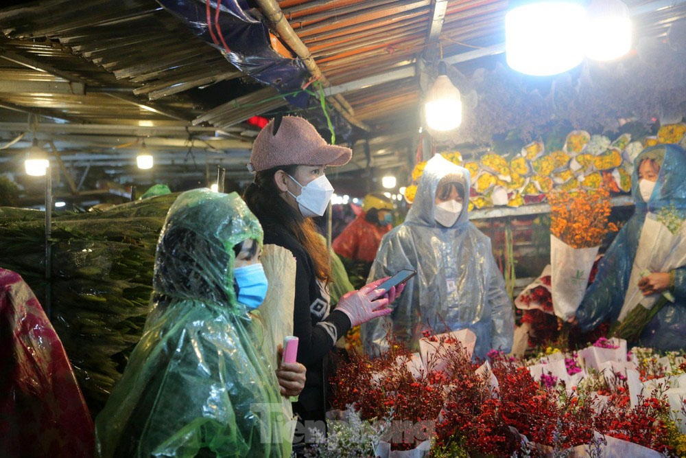 night flower market crowded on the eve of valentine s day 2022 picture 2