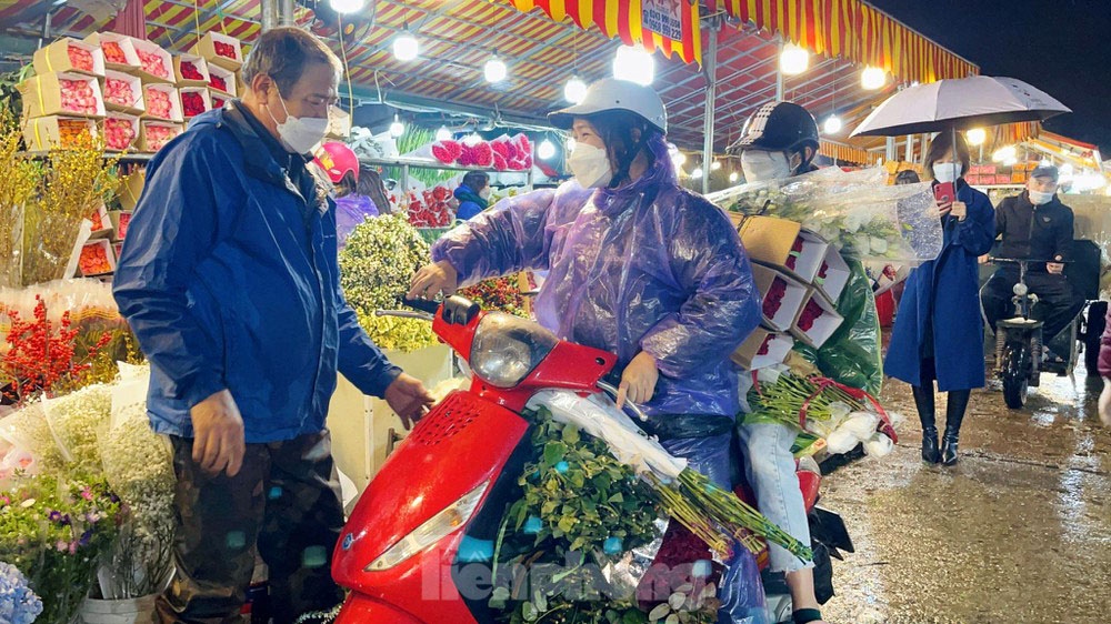 night flower market crowded on the eve of valentine s day 2022 picture 3