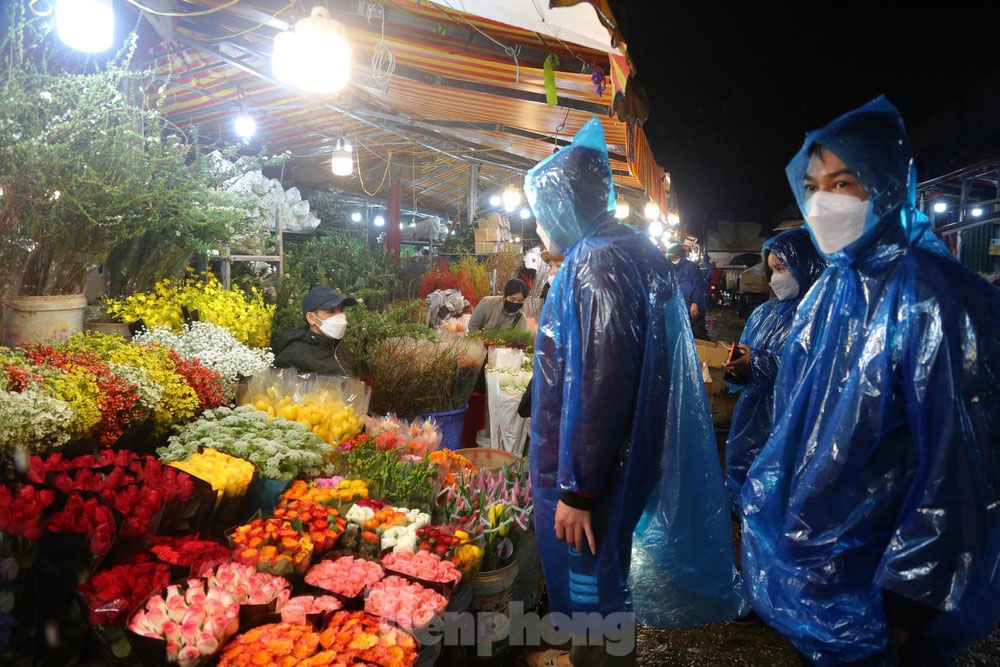 night flower market crowded on the eve of valentine s day 2022 picture 4