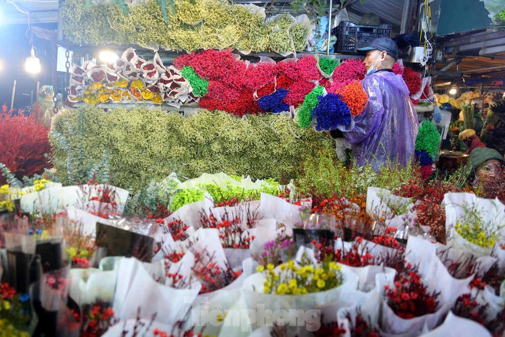 night flower market crowded on the eve of valentine s day 2022 picture 6