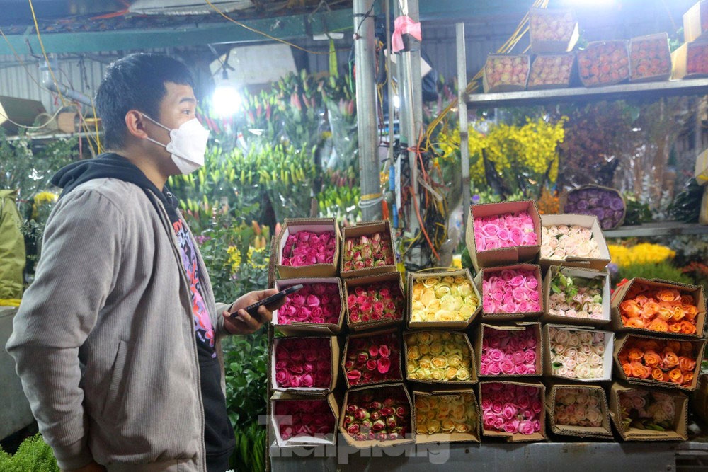 night flower market crowded on the eve of valentine s day 2022 picture 7