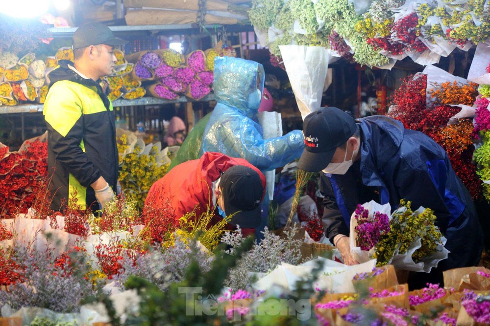 night flower market crowded on the eve of valentine s day 2022 picture 8