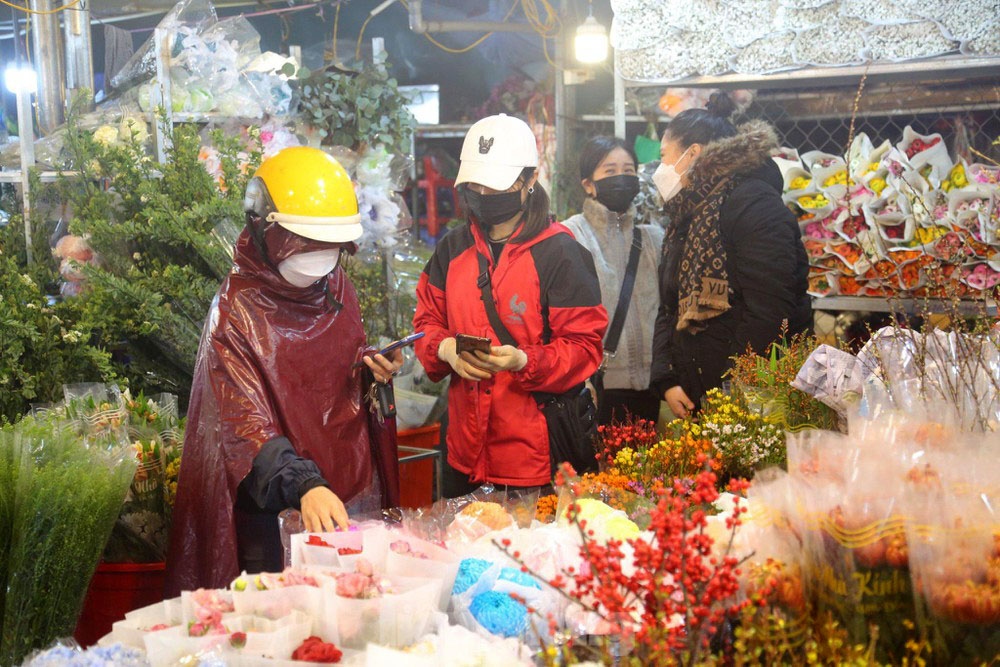 night flower market crowded on the eve of valentine s day 2022 picture 9