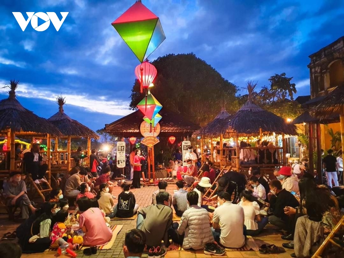 Hoi An ancient town, a UNESCO heritage site in central Vietnam, has launched night tours to woo domestic and foreign visitors.