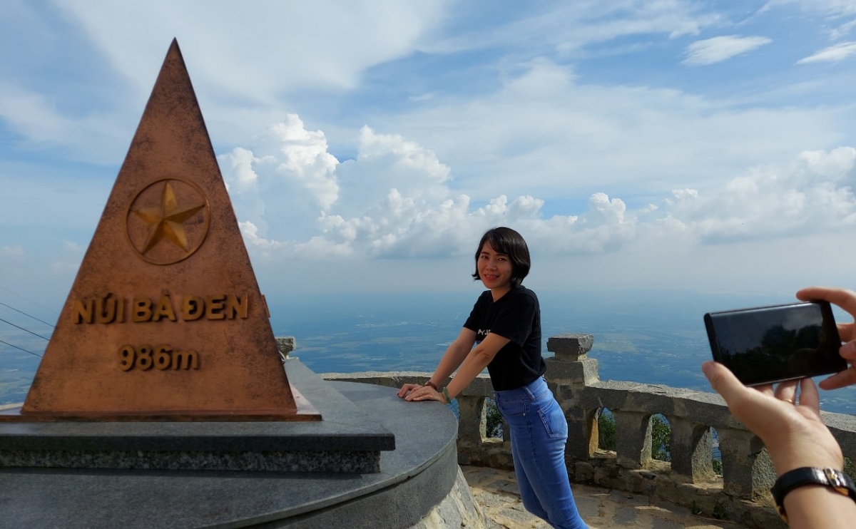 Núi Bà Đen được mệnh danh là nóc nhà Đông Nam Bộ. Ảnh: Hà An