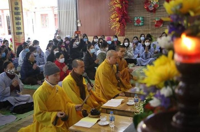people nationwide flock to pagodas to pray for peace in lunar new year picture 13