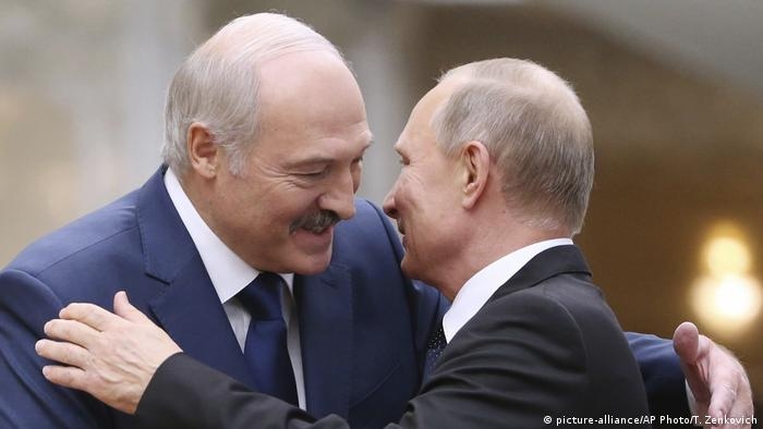 Tổng thống Belarus Lukashenko (trái) và Tổng thống Nga Putin. Ảnh: AP