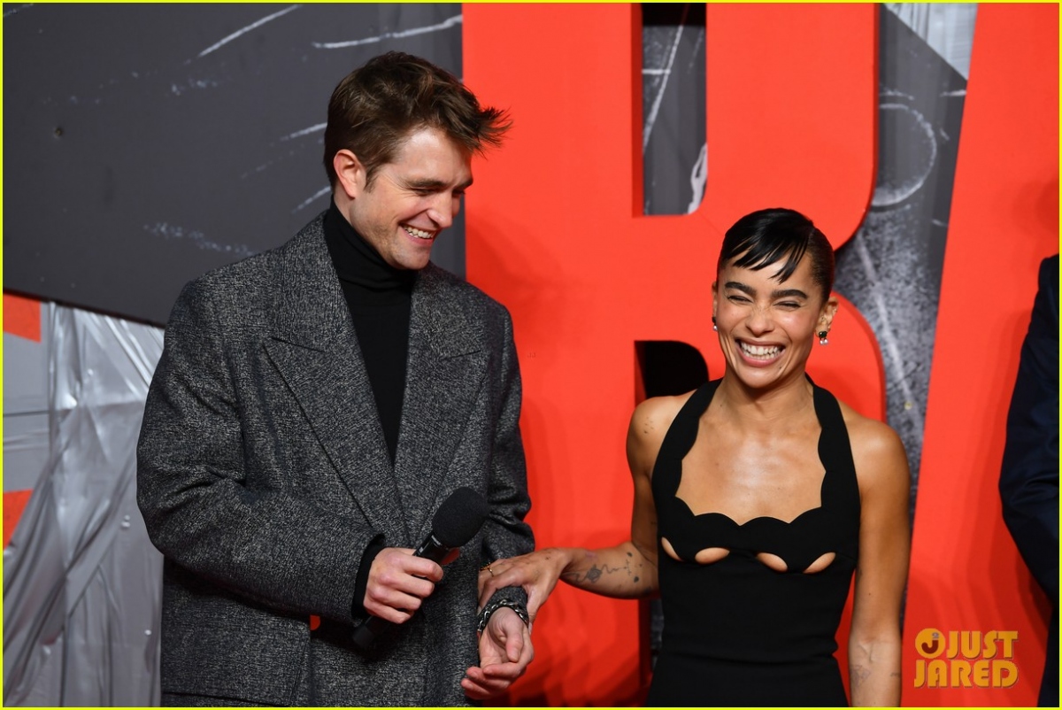 Robert Pattinson diện suit lịch lãm sánh đôi bên người đẹp Zoe Kravitz