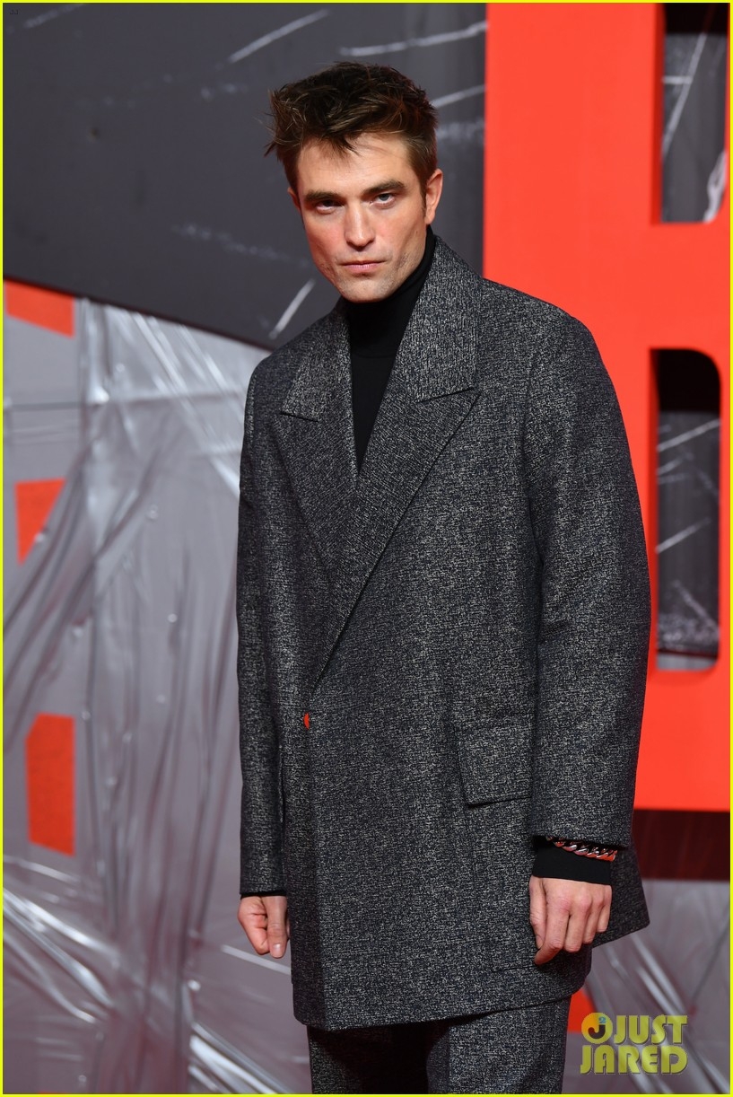 robert pattinson diện suit lịch lãm sánh đôi bên người đẹp zoe kravitz hình ảnh 5 robert pattinson dien suit lich lam sanh doi ben nguoi dep zoe kravitz hinh anh 5