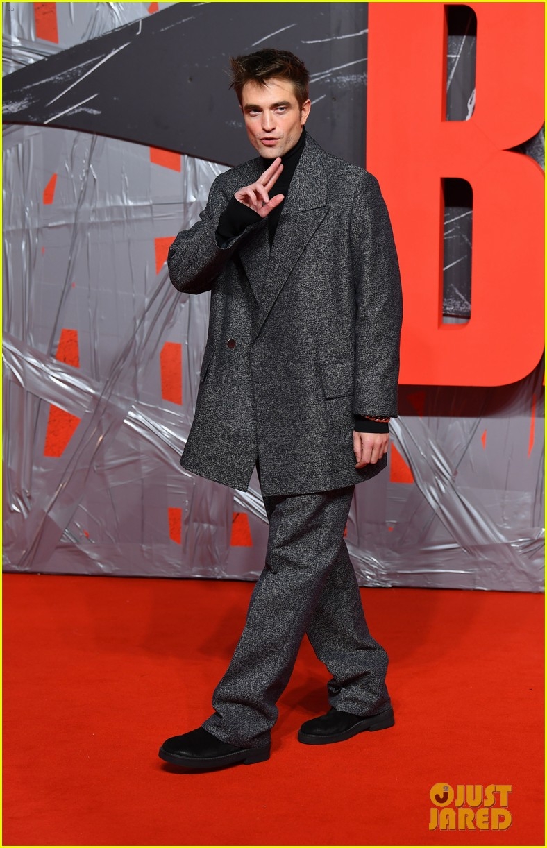 robert pattinson diện suit lịch lãm sánh đôi bên người đẹp zoe kravitz hình ảnh 6 robert pattinson dien suit lich lam sanh doi ben nguoi dep zoe kravitz hinh anh 6