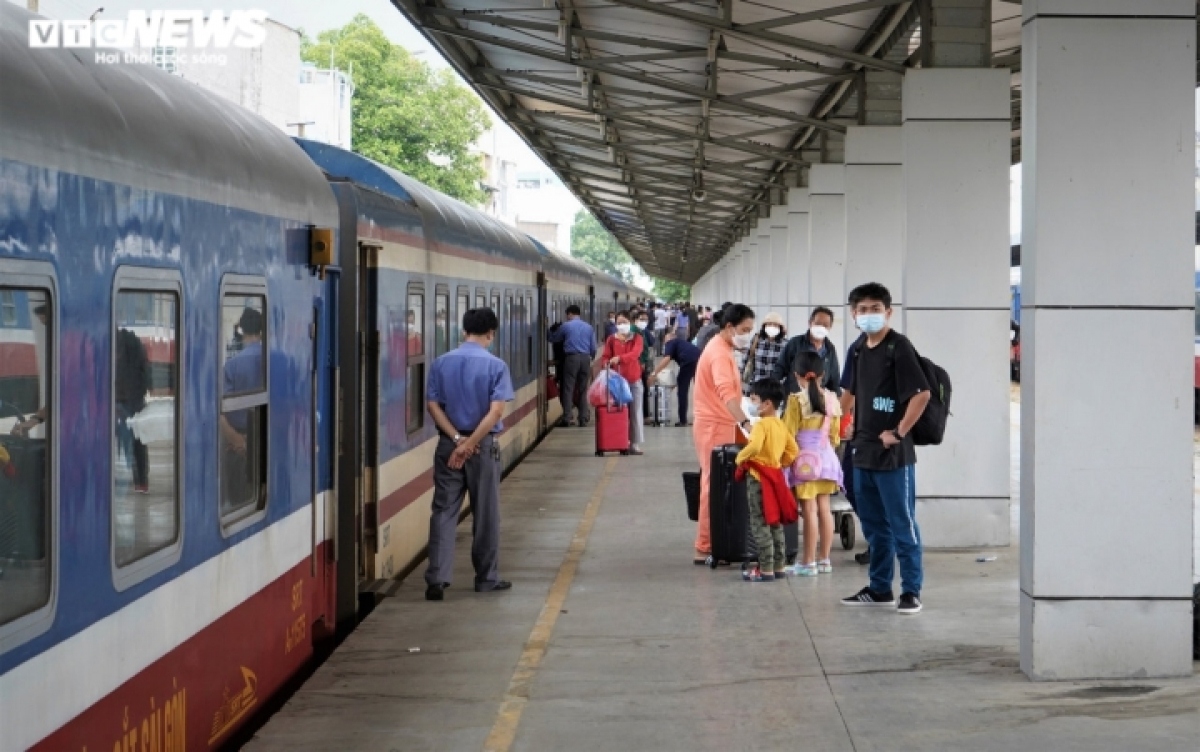 saigon railway station sees return of passengers to hcm city after tet picture 2