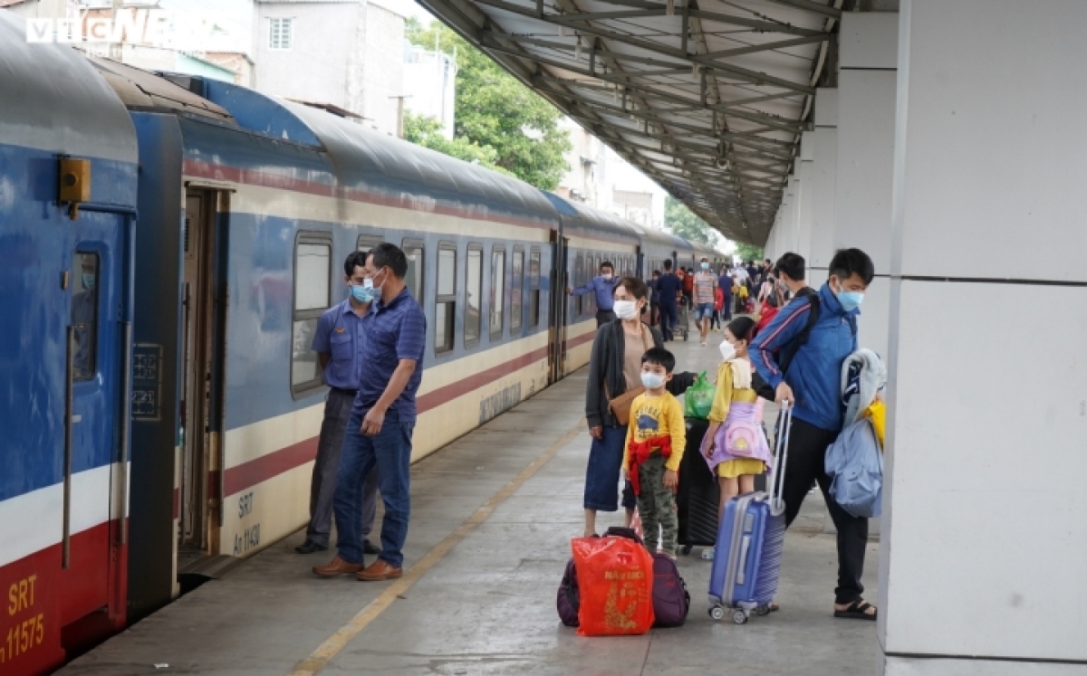 saigon railway station sees return of passengers to hcm city after tet picture 3
