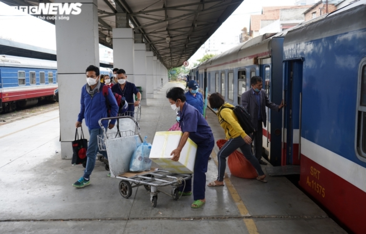 saigon railway station sees return of passengers to hcm city after tet picture 5