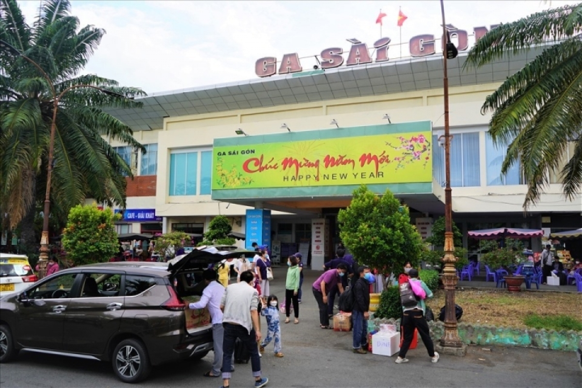 saigon railway station sees return of passengers to hcm city after tet picture 9