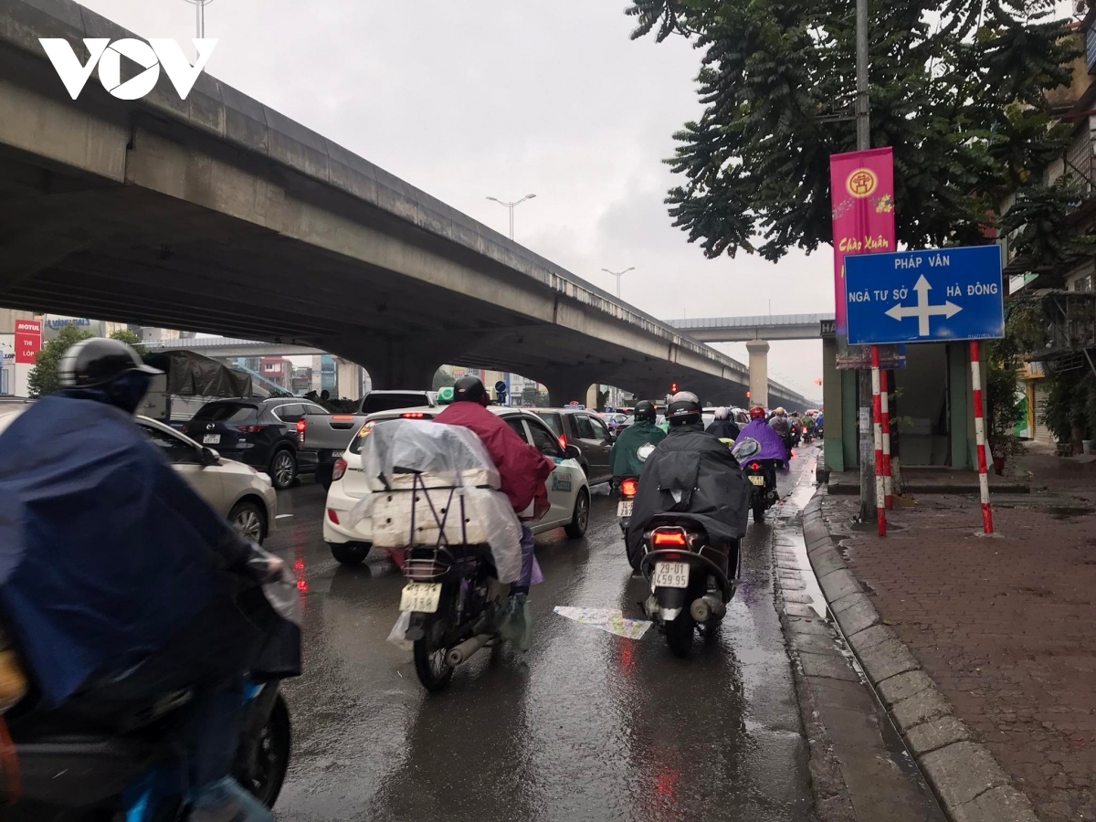 large crowds back to capital after lunar new year holiday picture 2