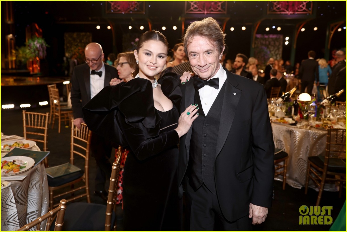 selena gomez deo vong co kim cuong 1 trieu usd du su kien hinh anh 1