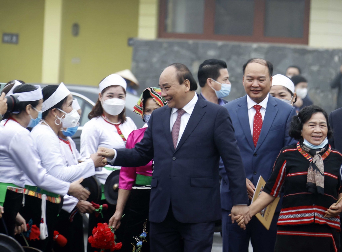 Chủ tịch nước Nguyễn Xuân Phúc gặp gỡ và trò chuyện với nhiều người dân.