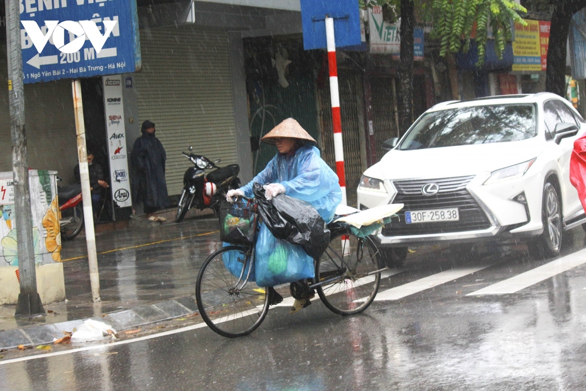 outdoor workers in hanoi make a living amid chilly conditions picture 1