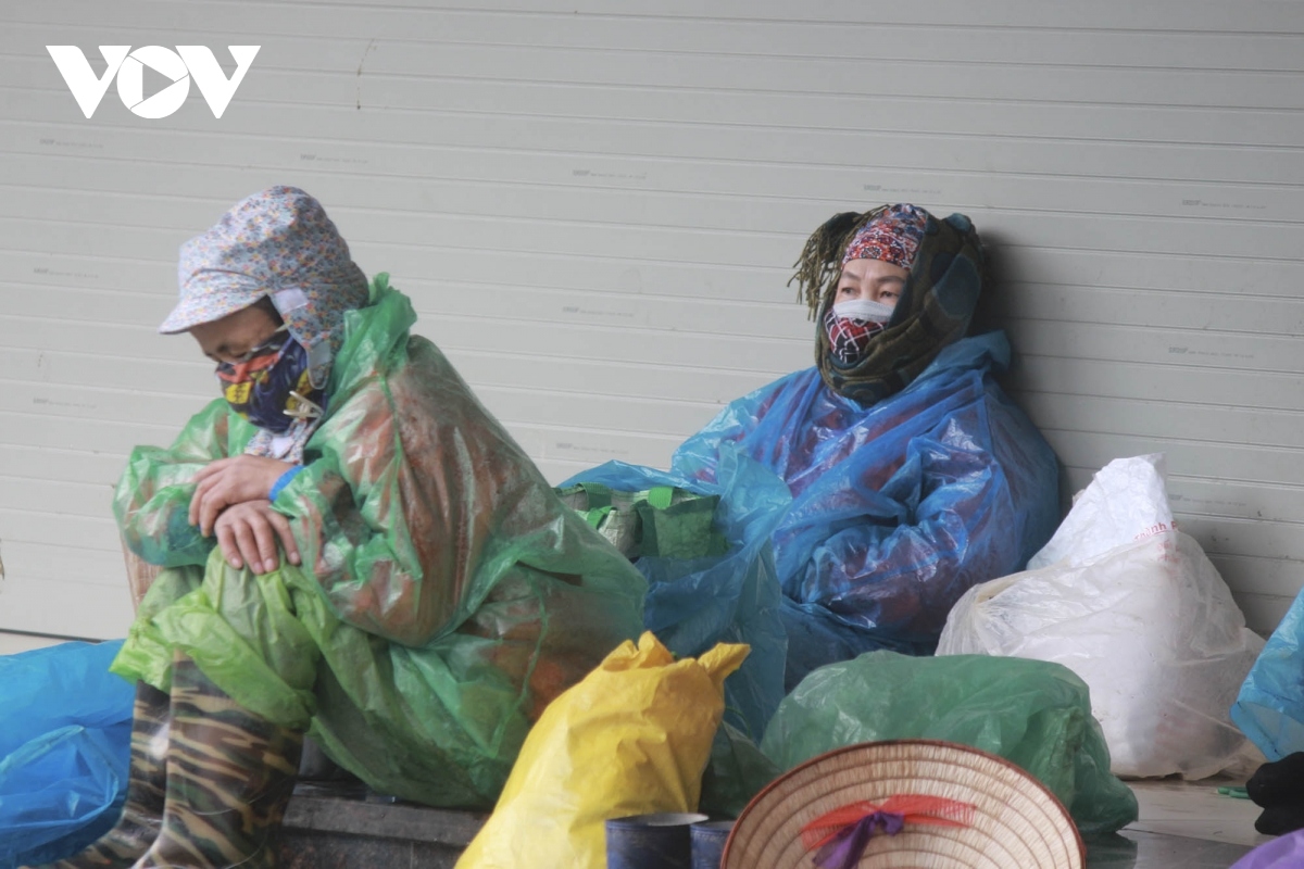 outdoor workers in hanoi make a living amid chilly conditions picture 10