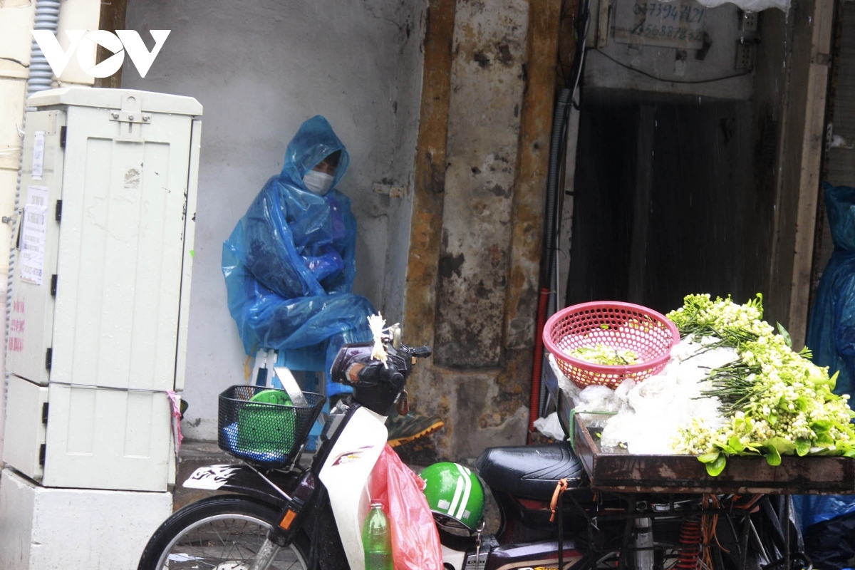 outdoor workers in hanoi make a living amid chilly conditions picture 5