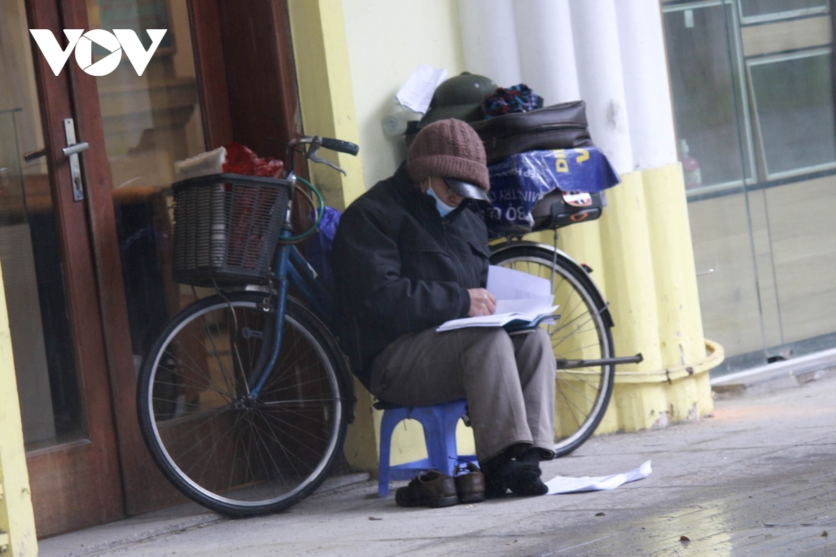 outdoor workers in hanoi make a living amid chilly conditions picture 8