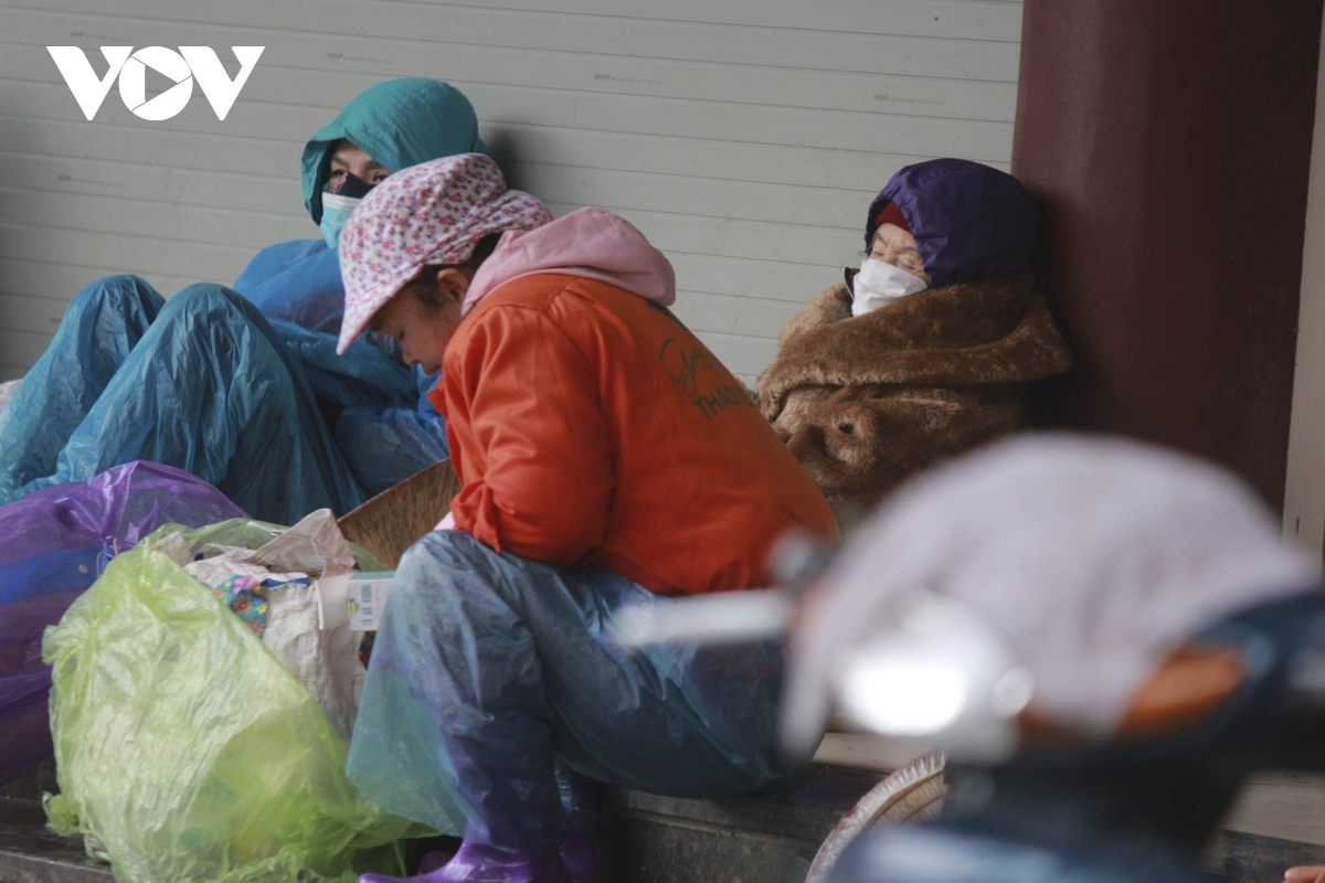 outdoor workers in hanoi make a living amid chilly conditions picture 9