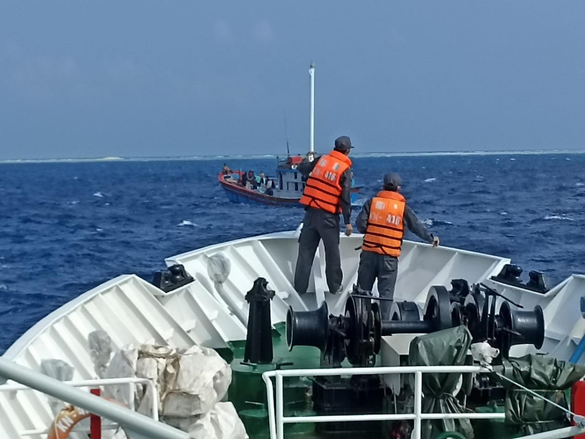 Tàu Chi đội Kiểm ngư 4 cứu nạn tàu cá ngư dân. Tàu Chi đội Kiểm ngư 4 cứu nạn tàu cá ngư dân.