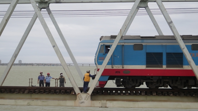 Bất cẩn khi qua đường, người đàn ông bị tàu hỏa kéo lê hơn 100m