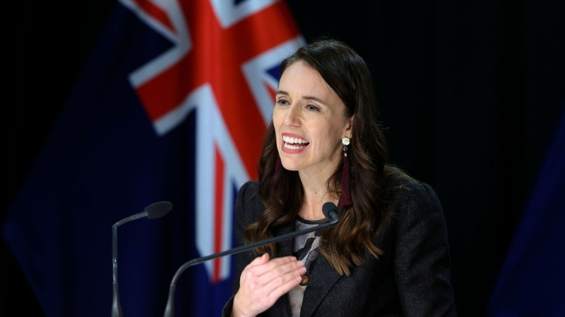 Thủ tướng Jacinda Ardern thông báo New Zealand từ ngày mai sẽ chuyển sang giai đoạn 2 kế hoạch mở cửa đất nước. Ảnh: CNN