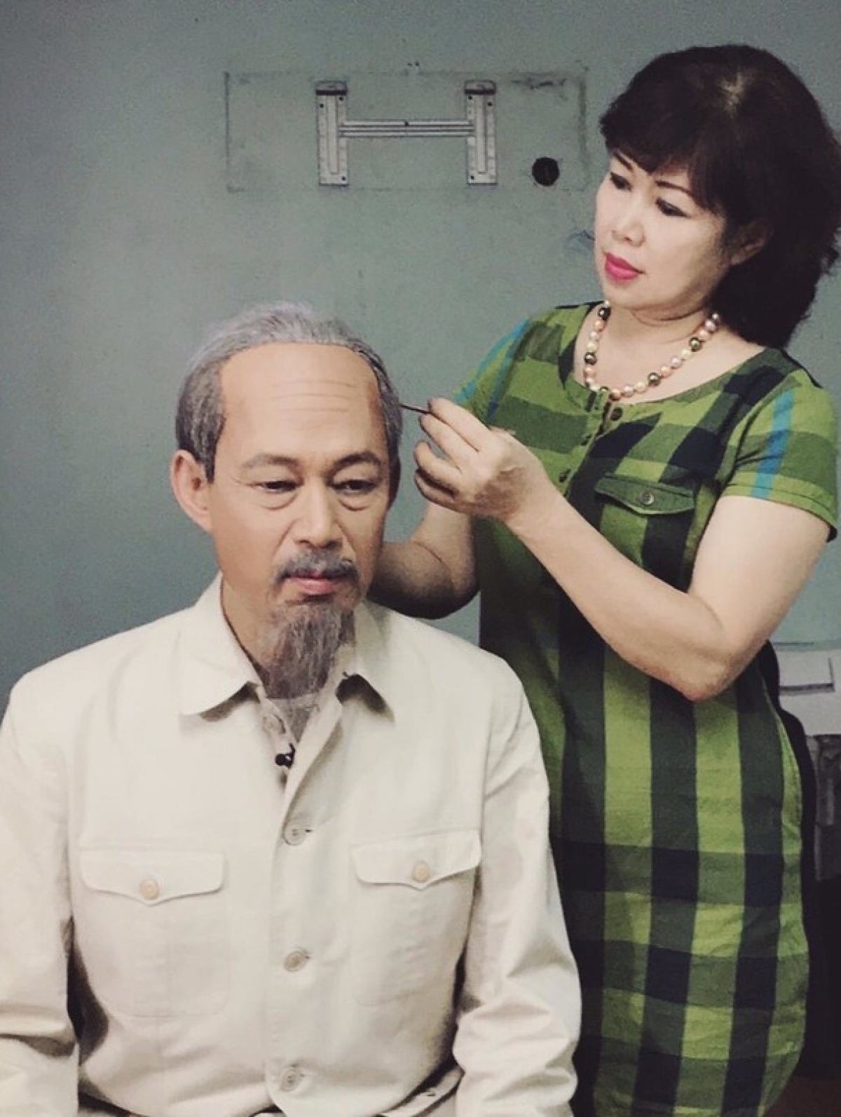 Nghệ sĩ Vương Đạm Thủy ân cần hóa trang cho chồng vào vai Bác Hồ.