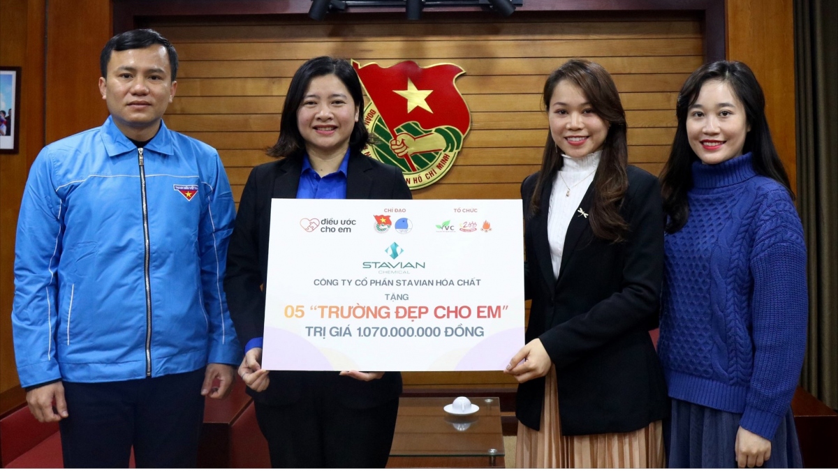 Đại diện Công ty CP Stavian Hoá chất trao biển tài trợ xây trường.